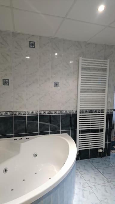Au Coeur Du Jura, Logement Au Calme シャンパニョル エクステリア 写真